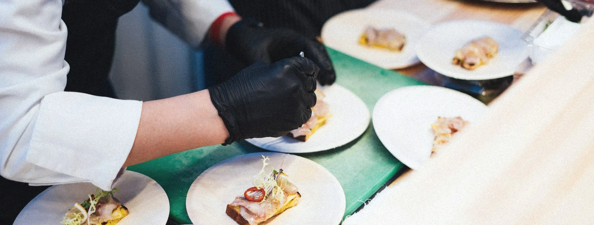 Personal de servicio emplatando en un evento